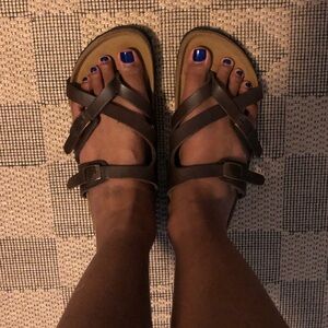 Brown Aerorothortic sandals with toe strap